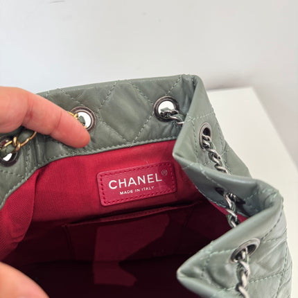 Sac à dos Chanel Gabrielle cuir vert gris