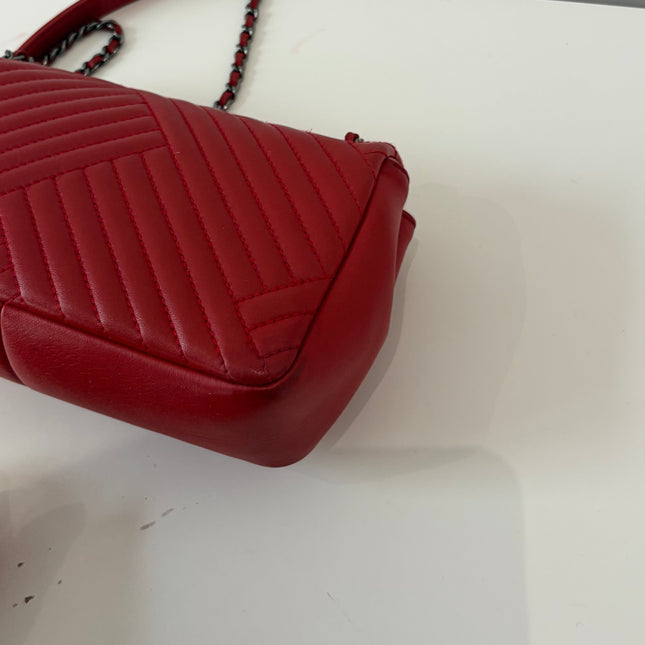 Sac Chanel bandoulière chevrons rouge