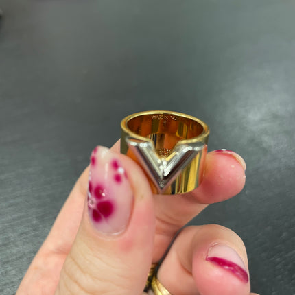 Bague Essential V bicolore Louis Vuitton T52